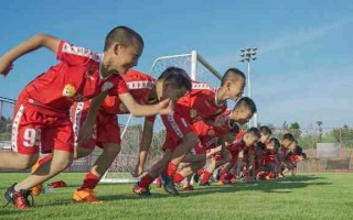 孩子可以踢上职业足球吗，小孩能踢足球吗